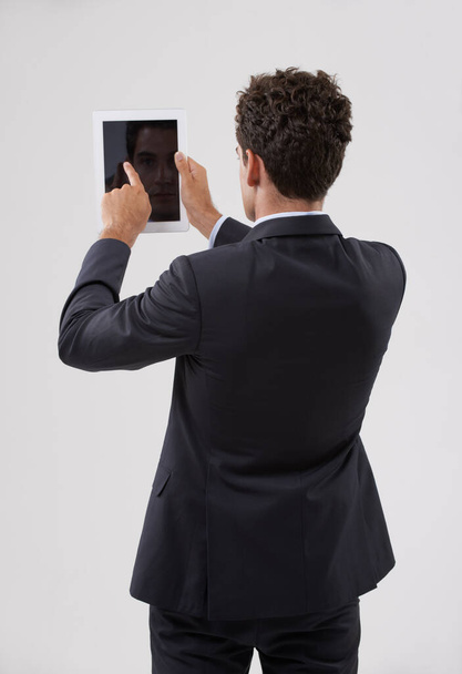 Teknologia muuttaa tulevaisuuden ilmettä. Taustakuva liikemiehestä, joka käyttää digitaalista tablettia. - Valokuva, kuva