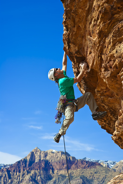Masculino escalador de rocha atingindo o cume
. - Foto, Imagem