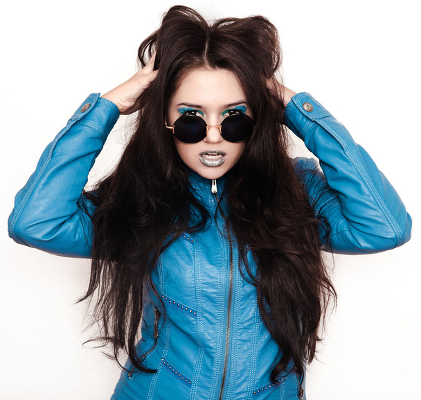 Lány a kék kabátot és szemüveg - Fotó, kép
