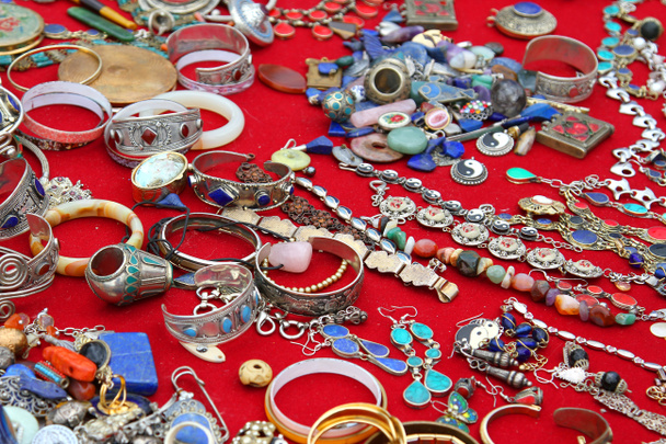 Collares Pulseras y joyas vintage en el mercadillo
 - Foto, imagen