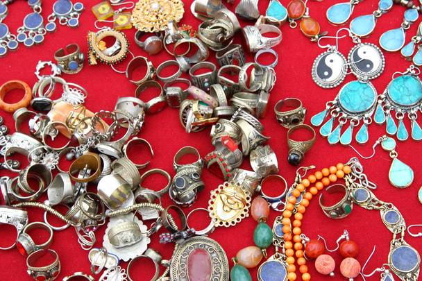 Armbanden en kostbare juwelen vintage op de rommelmarkt - Foto, afbeelding