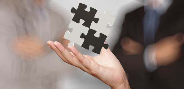 obchodník ruka zobrazující 3d puzzle partnerství znamení jako koncept - Fotografie, Obrázek