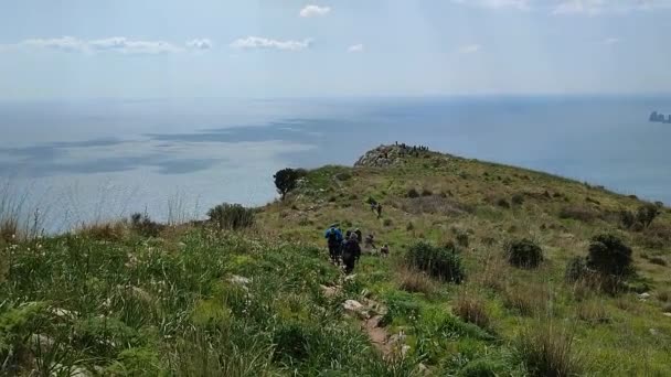 Sahip Lubrense, Campania, İtalya - 20 Mart 2022: Yürüyüşçüler Sorrentine Yarımadası 'nın en uzak noktası olan Punta Campanella' ya doğru inerken Monte Costanzo sırtında - Video, Çekim