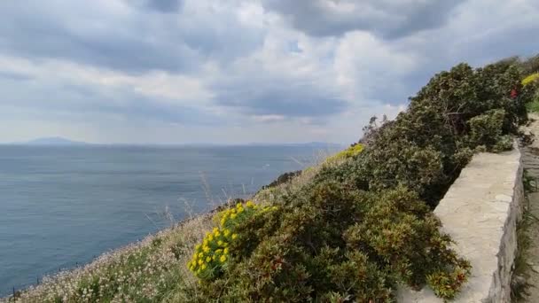Massa Lubrense, Kampánie, Itálie - 20. března 2022: Přehled Neapolského zálivu a Capri z cesty Via Minerva, která přijíždí na Punta Campanella - Záběry, video