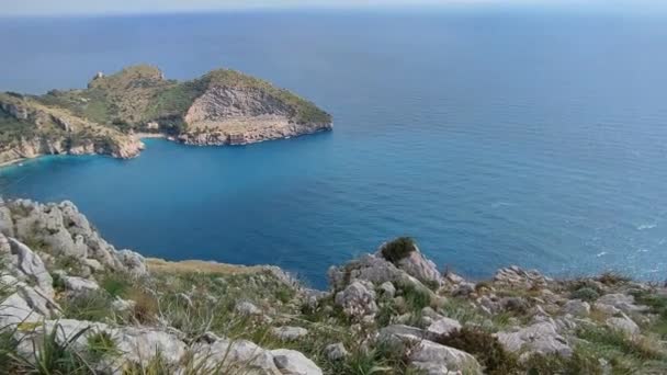 Sahip Lubrense, Campania, İtalya - 20 Mart 2022: Sorrentine Yarımadası 'nın en uç noktası olan Punta Campanella' ya doğru inen Monte Costanzo tepesinden genel bakış - Video, Çekim