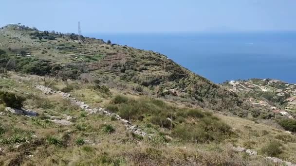 Massa Lubrense, Kampania, Włochy - 20 marca 2022: Przegląd Zatoki Neapolitańskiej ze szczytu Monte Costanzo - Materiał filmowy, wideo