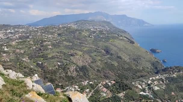 Massa Lubrense, Campania, Italia - 20 de marzo de 2022: Panorámica de la Península de Sorrentine y el Golfo de Salerno desde la cima del Monte San Costanzo - Metraje, vídeo