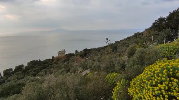 Massa Lubrense, Campanie, Italie - 20 mars 2022 : Vue d'ensemble du golfe de Naples et de Capri depuis le chemin Via Minerva qui arrive à Punta Campanella - Séquence, vidéo