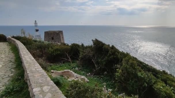 Massa Lubrense, Campanie, Italie - 20 mars 2022 : Vue d'ensemble du golfe de Naples et de Capri depuis le chemin Via Minerva qui arrive à Punta Campanella - Séquence, vidéo