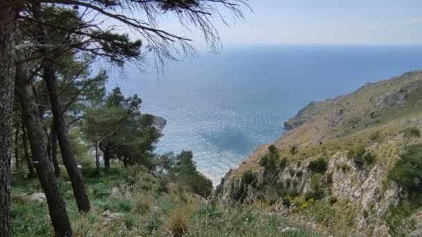 Sahip Lubrense, Campania, İtalya - 20 Mart 2022: Sorrentine Yarımadası 'nın en uç noktası olan Punta Campanella' ya doğru inen Monte Costanzo 'nun güney yamacından genel bakış - Video, Çekim