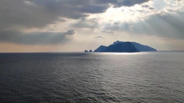 Sahip Lubrense, Campania, İtalya - 20 Mart 2022: Punta Campanella 'ya ulaşan Minerva yolundan Capri' ye bakış - Video, Çekim