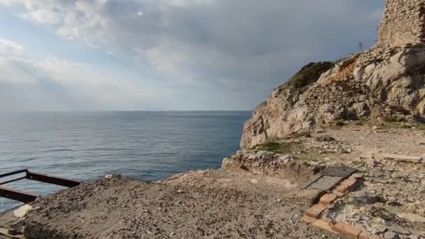 Massa Lubrense, Campania, 20 marzo 2022: Panoramica dalla punta di Punta Campanella, il punto terminale della penisola Sorrentina - Filmati, video