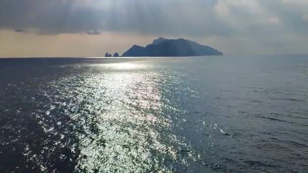 Sahip Lubrense, Campania, İtalya - 20 Mart 2022: Sorrentine Yarımadası 'nın son noktası olan Punta Campanella' nın ucundan Capri 'ye dikey bakış - Video, Çekim