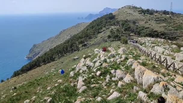 Massa Lubrense, Kampania, Włochy - 20 marca 2022: Turyści kontemplowani na południowym zboczu Monte Costanzo w pobliżu pustelni San Costanzo - Materiał filmowy, wideo