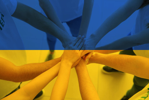 Διπλή έκθεση της ουκρανικής σημαίας και η ομάδα των εθελοντών βάζοντας τα χέρια μαζί. Ανθρωπιστική βοήθεια υπέρ των προσφύγων από την Ουκρανία - Φωτογραφία, εικόνα
