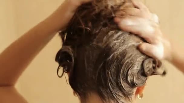 kobieta mycia włosy pod prysznicem - Materiał filmowy, wideo