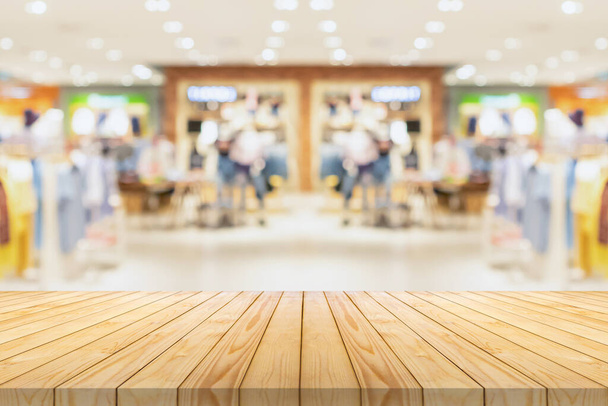 Tyhjä puinen pöytälevy hämärä vaatteet putiikki näyttö sisätilojen ostoskeskus tausta - Valokuva, kuva