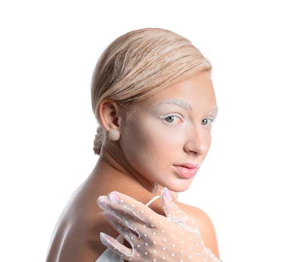 Όμορφη νεαρή γυναίκα με δημιουργικό μακιγιάζ και κομψά γάντια σε λευκό φόντο - Φωτογραφία, εικόνα
