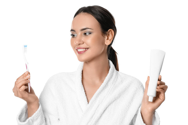 Sorrindo jovem mulher com pasta de dente e escova no fundo branco - Foto, Imagem