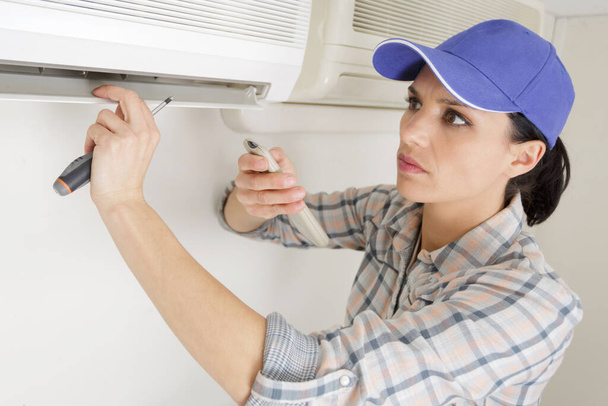 female technician testing air conditioner - Foto, Imagen