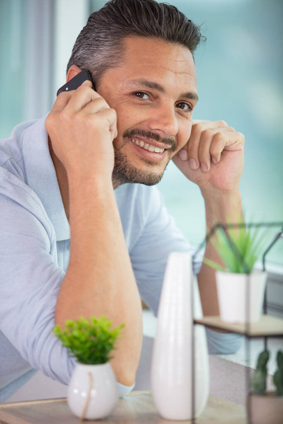 image of cheerful young man chating on the phone - Фото, зображення