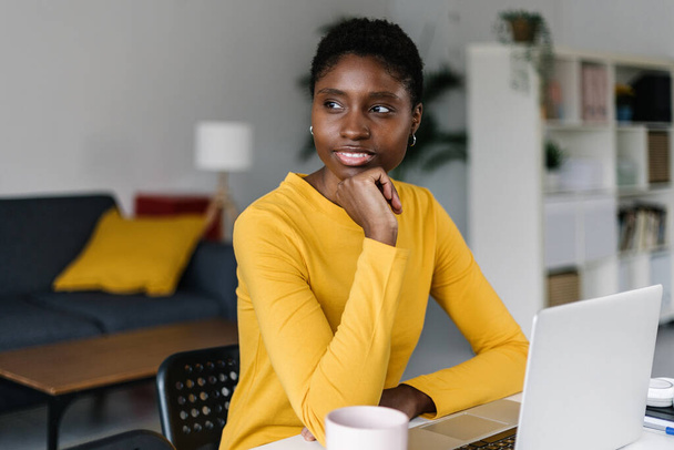 Thoughtful young black working from home - Foto, Bild