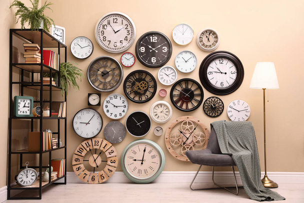 Stylish room interior with collection of wall clocks - Фото, зображення