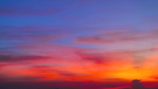 Panning bunten Sonnenuntergang blau rot orange gelb Himmel mit dunkelorangefarbenen Wolken und Strahl am Himmel - Filmmaterial, Video