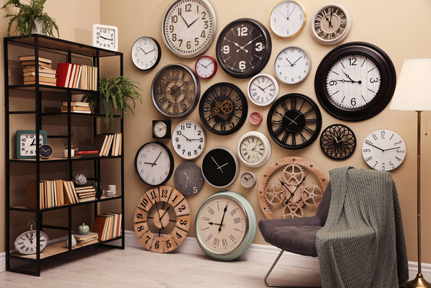 Stylish room interior with collection of wall clocks - Valokuva, kuva