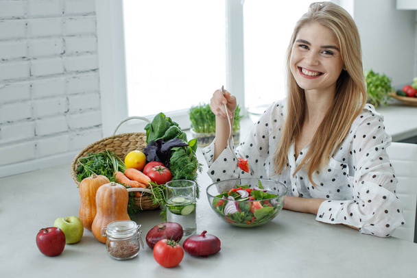 Healthy food woman. Beautiful woman eats a salad. - Zdjęcie, obraz