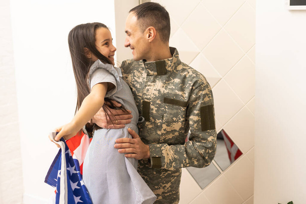 vétéran et sa fille avec un drapeau - Photo, image