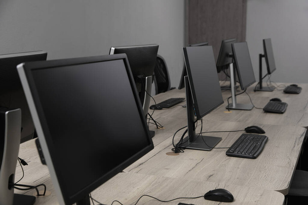 Sok modern számítógép nyílt térben iroda - Fotó, kép