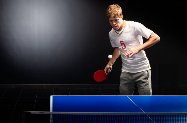 Adolescent jouant au ping-pong tennis de table. Équipement, en mouvement. - Photo, image
