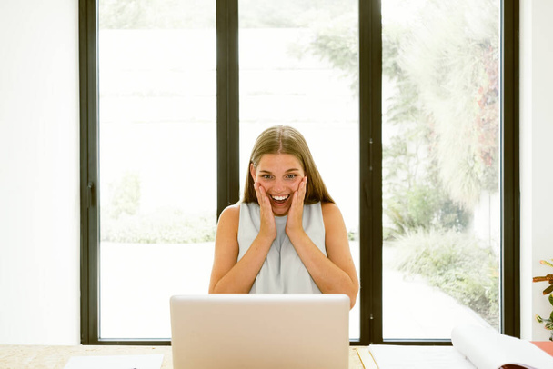 estudante menina ou trabalhador de escritório do sexo feminino sentado no laptop surpreendido em pleno efeito wow - Foto, Imagem