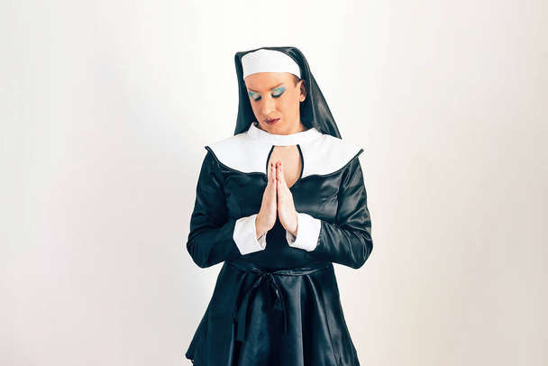 apácának öltözött férfi - transzvesztita koncepció - transzvesztita előadása - identitás és vallási összecsapás - Fotó, kép