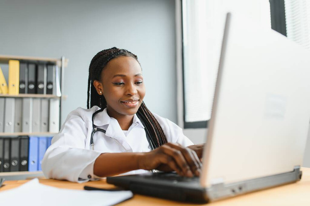 happy young african female nurse working in office - Foto, Imagem