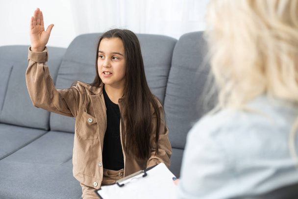 Młoda psycholog rozmawia z nastolatką. Opiekuńcza kobieta pracownik socjalny mają spotkanie z nastolatką uczennicy - Zdjęcie, obraz