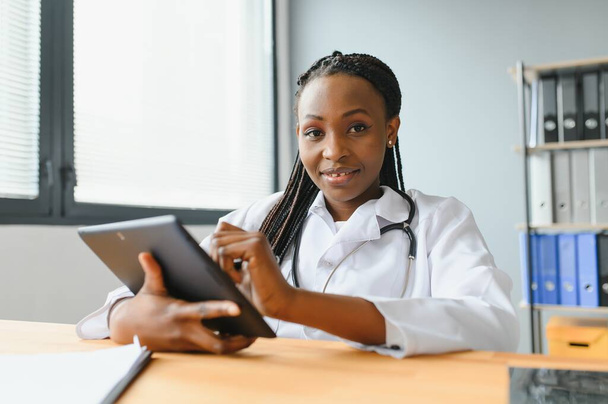 happy young african female nurse working in office - Foto, afbeelding