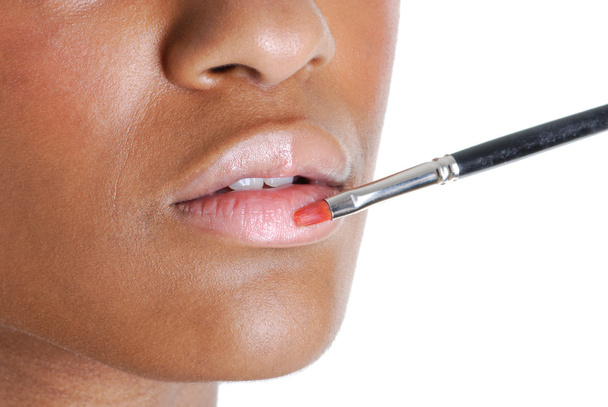 mladá žena použití lip brush - Fotografie, Obrázek