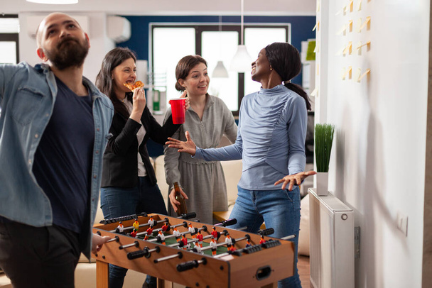 Des gens joyeux qui s'amusent avec le jeu de table de baby-foot - Photo, image