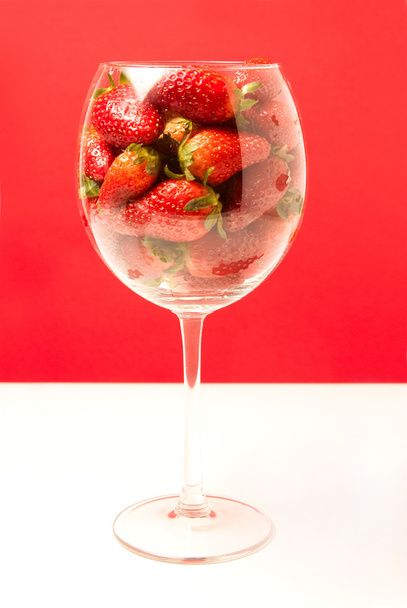 glass with strawberries - Foto, imagen