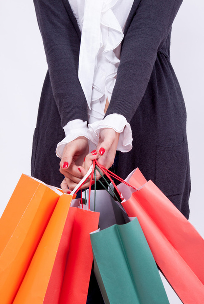 Retrato de uma mulher loira com sacos de compras em um estúdio
 - Foto, Imagem