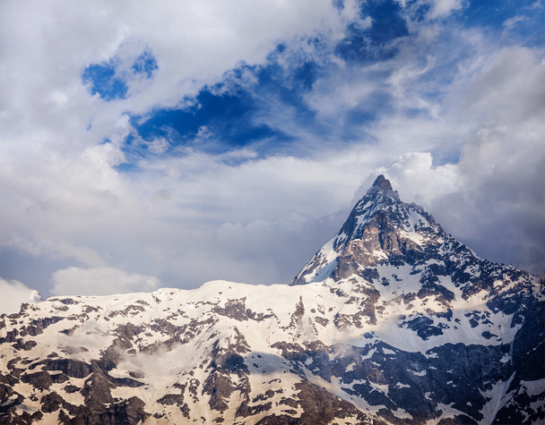schneebedeckter Gipfel eines Berges im Himalaya - Foto, Bild