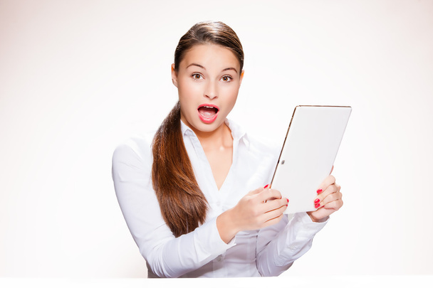 Attractive young woman with tablet. - Foto, afbeelding