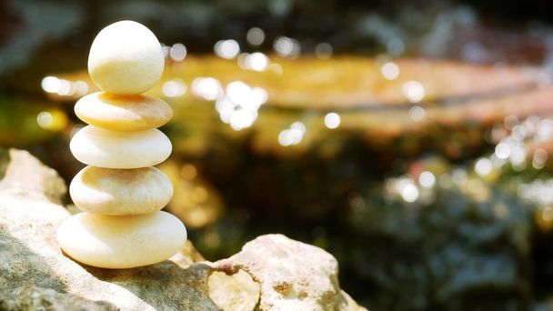 Balance kameny jsou naskládány jako pyramidy v měkkém přirozeném pozadí bokeh, představující klidnou filozofickou koncepci Jainism wellness. - Fotografie, Obrázek