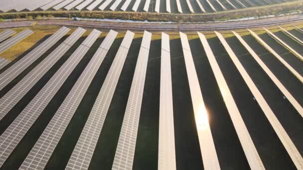Vista aerea di grande centrale elettrica sostenibile con filari di pannelli fotovoltaici solari per la produzione di energia elettrica ecologica pulita. Elettricità rinnovabile a emissioni zero - Filmati, video
