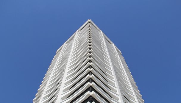 Уникальное здание на фоне синего флоридского неба в Джексонвилле
. - Фото, изображение