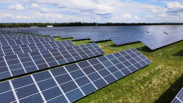 Luchtfoto van een grote duurzame elektriciteitscentrale met rijen fotovoltaïsche zonnepanelen voor de productie van schone elektrische energie. Concept van hernieuwbare elektriciteit zonder uitstoot - Video