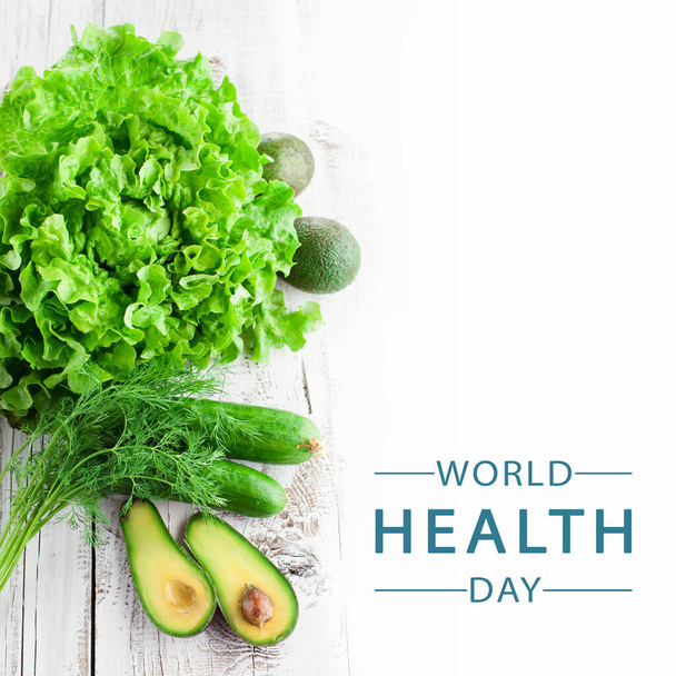 Světový den zdraví, každý rok 7. dubna. Čerstvé a zdravé vegetariánské pozadí. Zdravá výživa. Míchání zelené zeleniny na bílém stole. - Fotografie, Obrázek