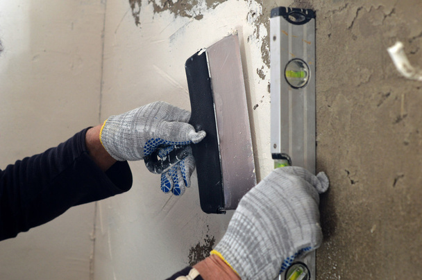 Procesu wypełniacze i wyrównywania ścian betonowych szarych  - Zdjęcie, obraz